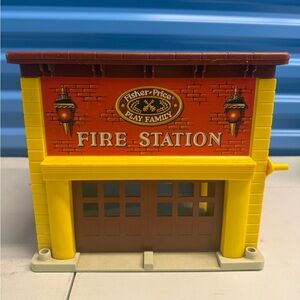 Vintage 1979 Fiaher-Price Play Family Fire Station #928 Includes 2 Firefighters